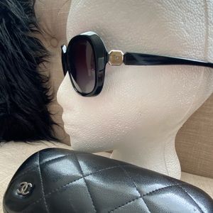 Chanel~  Authentic 😎Black polarized sunnies